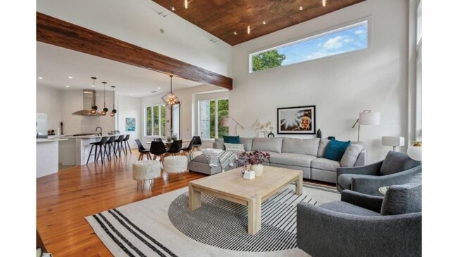 property at 571 Dutch Valley Rd NE