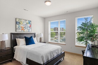 1505 Apartments + Townhomes in Grafton, WI - Foto de edificio - Building Photo