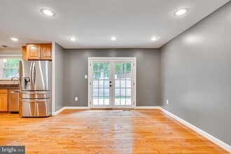 10419 Ashcroft Way in Fairfax, VA - Building Photo - Building Photo