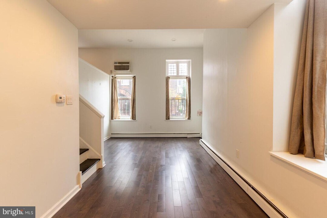 2137 Spruce St-Unit -1 in Philadelphia, PA - Foto de edificio