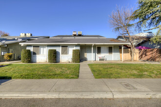 637 W Ashlan Ave in Clovis, CA - Building Photo - Building Photo