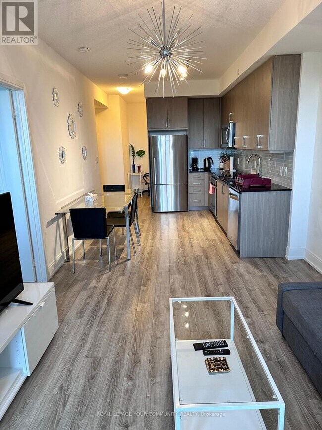 9600 Yonge St in Richmond Hill, ON - Building Photo - Building Photo