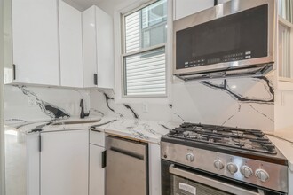 216 Halladay St in Jersey City, NJ - Building Photo - Building Photo