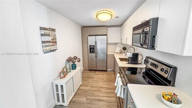 7525 E Treasure Dr in North Bay Village, FL - Building Photo - Building Photo