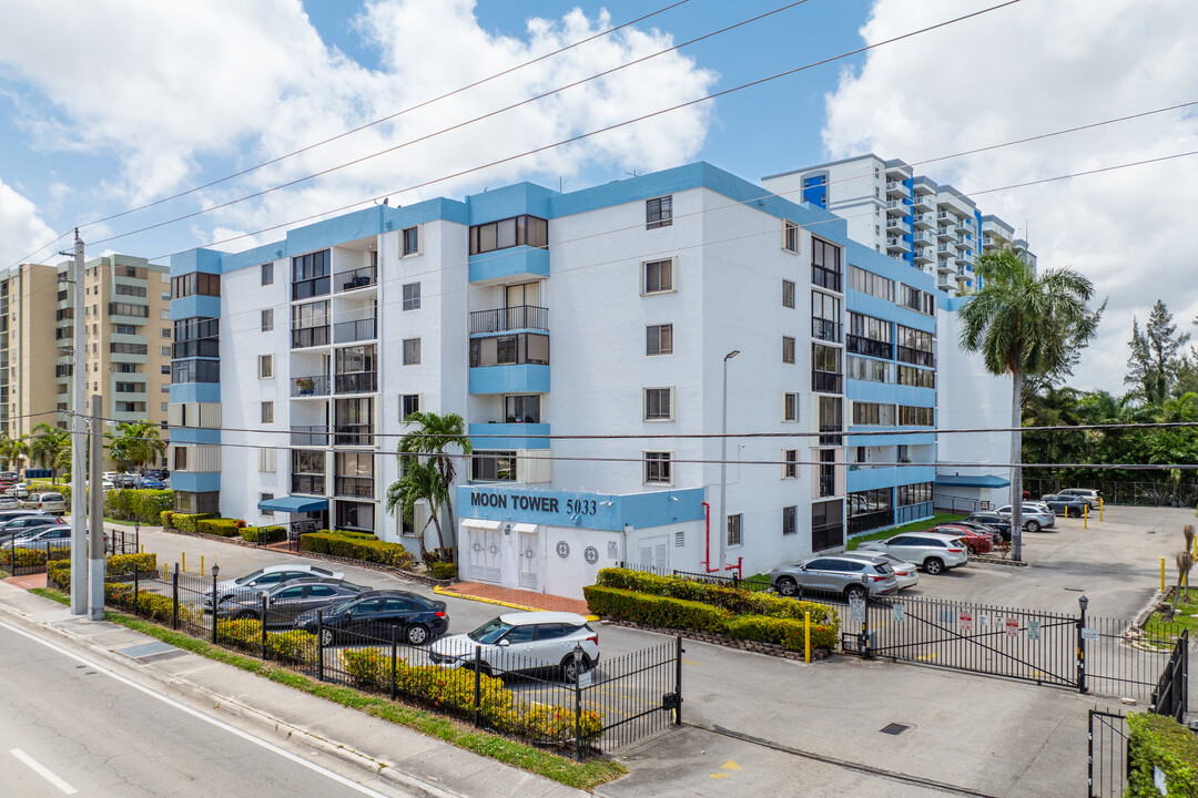 Moon Tower in Miami, FL - Building Photo