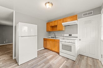 101 Cannon Rd in East Hartford, CT - Foto de edificio - Building Photo