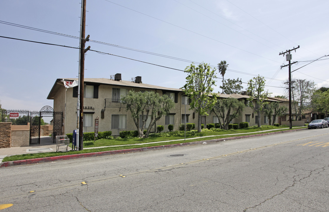 24838 Newhall Ave in Newhall, CA - Building Photo