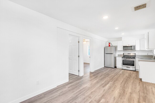 8910 Avalon Blvd, Unit 8910 S Avalon Blvd in Los Angeles, CA - Foto de edificio - Building Photo