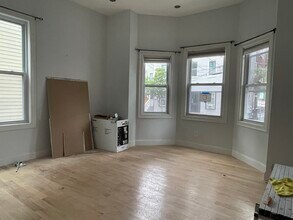 146 Columbia St, Unit 1 in Cambridge, MA - Foto de edificio - Building Photo