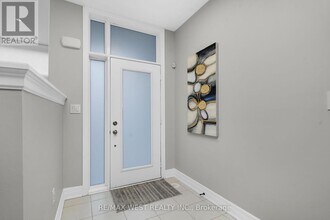 8208 Pine Valley Dr in Vaughan, ON - Building Photo - Building Photo