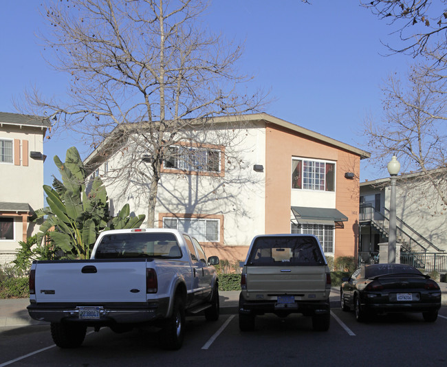 1102 S Minnie St in Santa Ana, CA - Building Photo - Building Photo