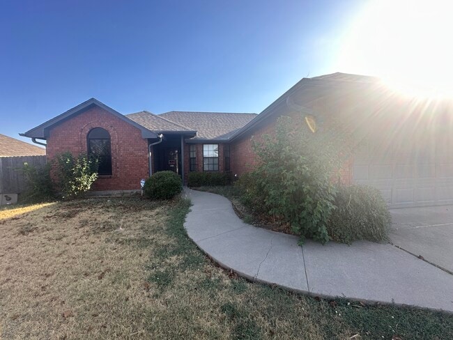 6816 SW Drakestone Blvd in Lawton, OK - Building Photo - Building Photo
