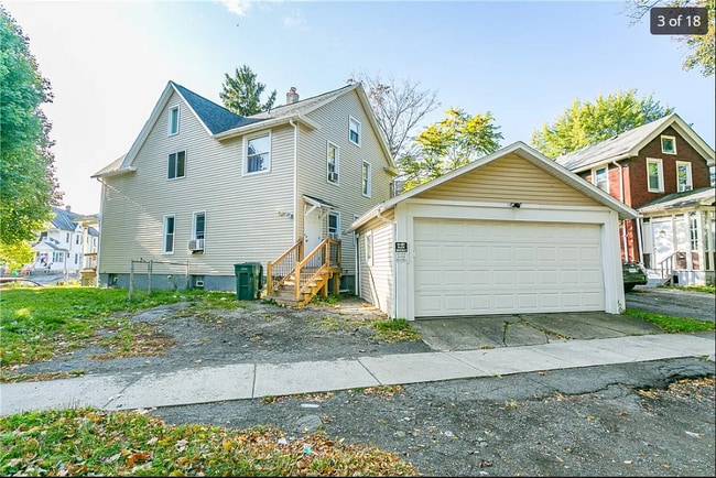 983 Portland Ave, Unit 2 in Rochester, NY - Building Photo - Building Photo