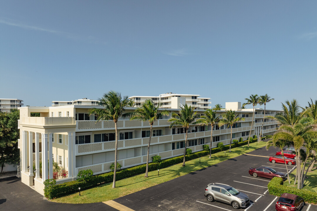 Palm Beach White House in Palm Beach, FL - Building Photo