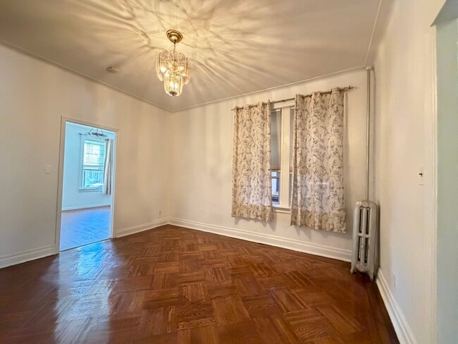 2566 46th St, Unit 1 in Astoria, NY - Building Photo - Building Photo