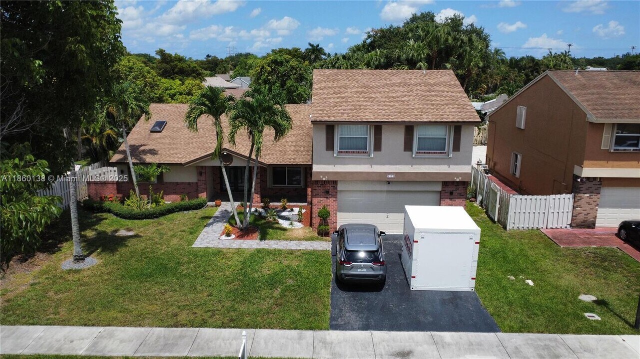 1170 White Stone Way in Davie, FL - Building Photo