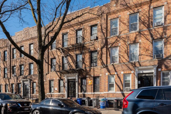 34-28 43rd St in Long Island City, NY - Foto de edificio - Building Photo