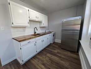 124 S 2nd St in Knoxville, IA - Foto de edificio - Building Photo