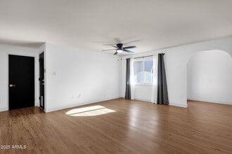 14215 N 36th Way in Phoenix, AZ - Foto de edificio - Building Photo