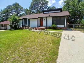 304 Gatlin Dr in Hopkins, SC - Building Photo