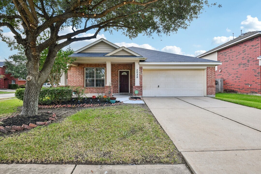 3026 Sunset Park Dr in Katy, TX - Building Photo