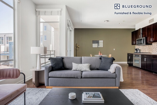 4055 Redwood Ave in Los Angeles, CA - Building Photo - Building Photo