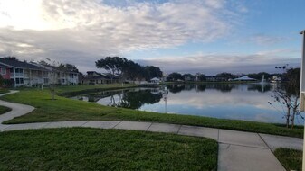 302 Lake Parsons Green in Brandon, FL - Building Photo