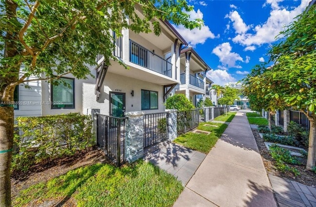 4856 NW 83rd Pkwy in Doral, FL - Building Photo - Building Photo