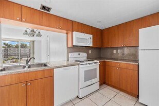 14185 SW 87th St in Miami, FL - Building Photo