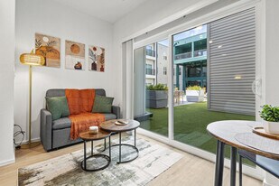 596 W 9th St, Unit SI ID1373718P in Dallas, TX - Building Photo