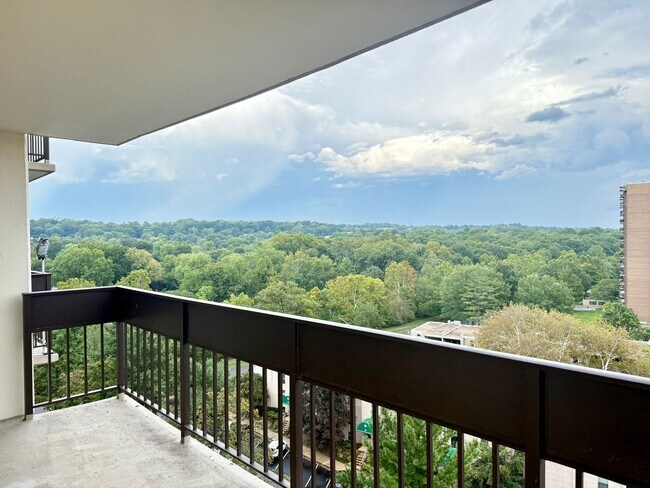 5300 Holmes Run Pky in Alexandria, VA - Building Photo - Building Photo