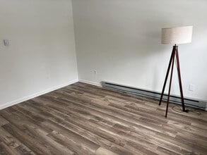 2449 Charles Town Rd in Kearneysville, WV - Foto de edificio - Building Photo