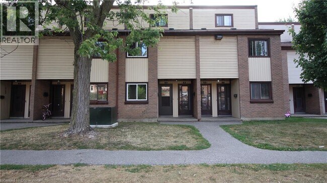 1200 Courtland Ave E in Kitchener, ON - Building Photo - Building Photo