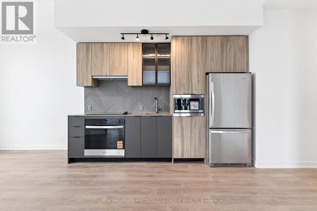 1037 The Queensway in Toronto, ON - Building Photo - Building Photo