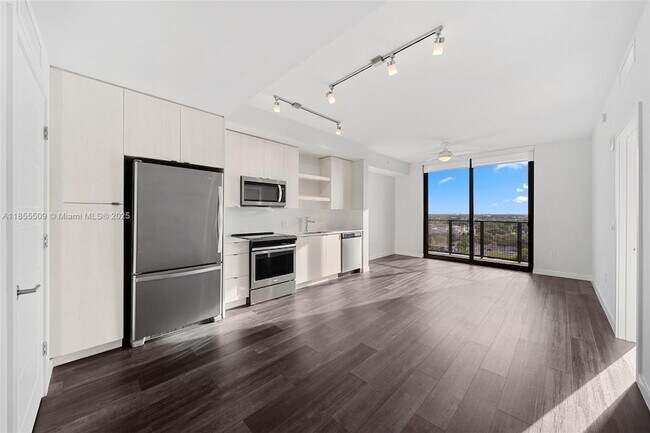 555 NE 8th St, Unit 1205 in Fort Lauderdale, FL - Foto de edificio - Building Photo