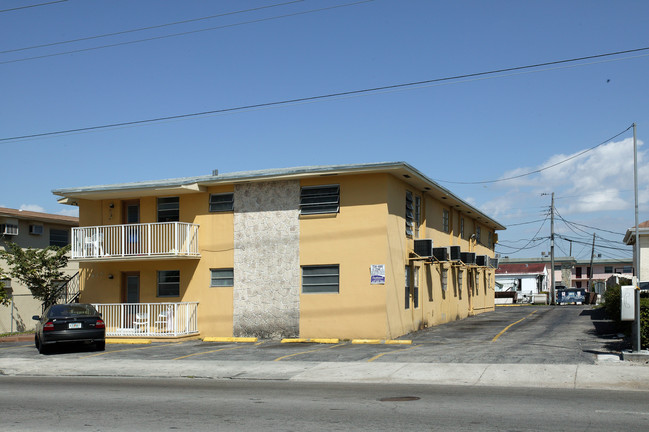 825 W 29th St in Hialeah, FL - Building Photo - Building Photo