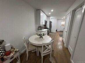 46 Maxwell Ave in Oyster Bay, NY - Building Photo - Building Photo