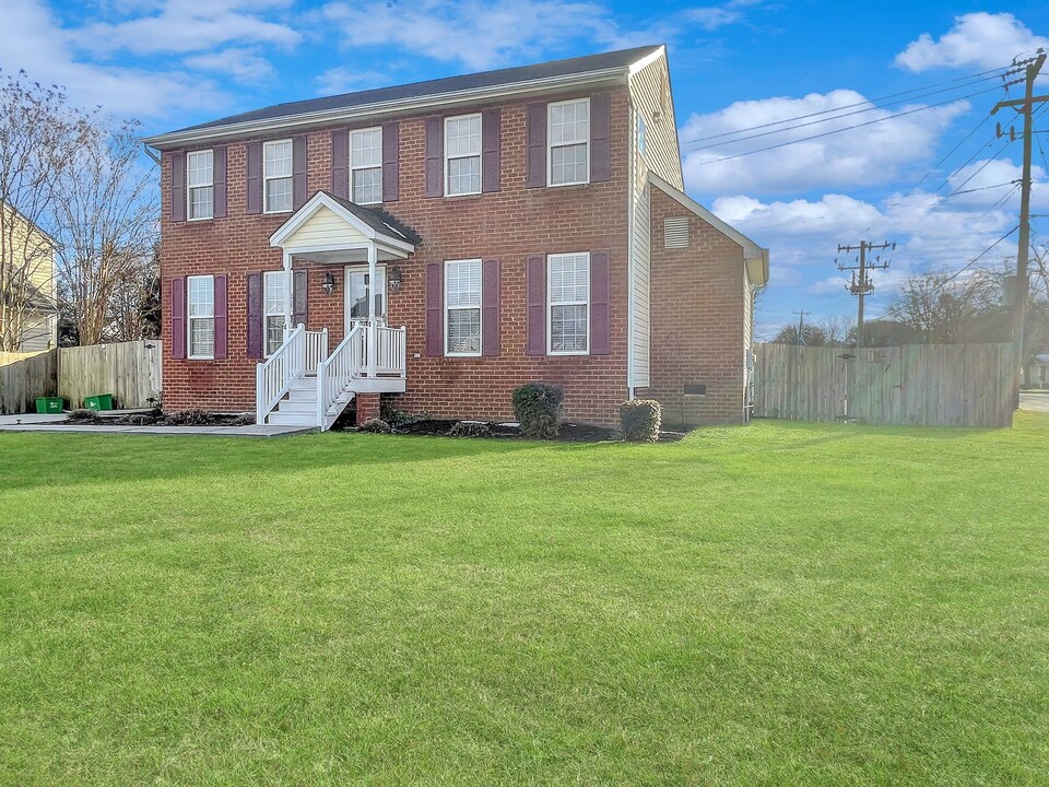 301 Green Hollow Ln in Sandston, VA - Foto de edificio