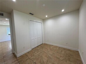 5301 Coronado Pkwy in Naples, FL - Foto de edificio - Building Photo
