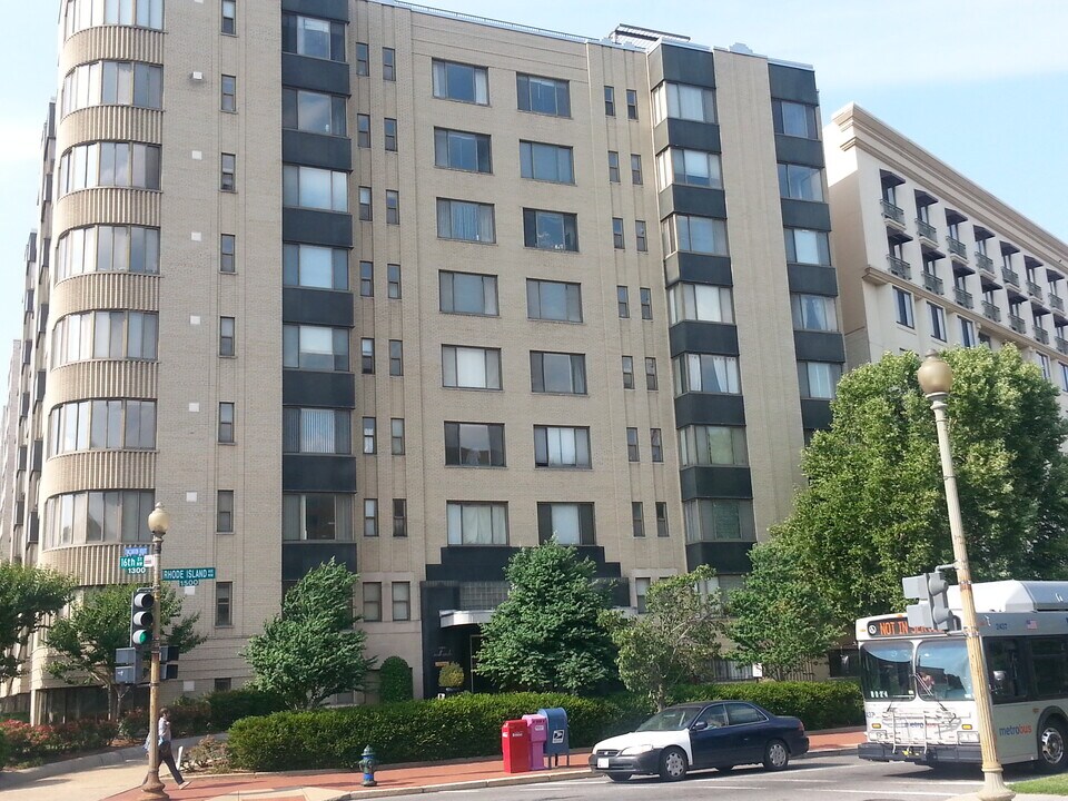 1 Scott Cir NW, Unit 203 in Washington, DC - Building Photo