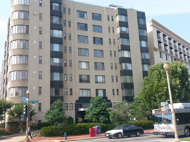 property at 1 Scott Cir NW