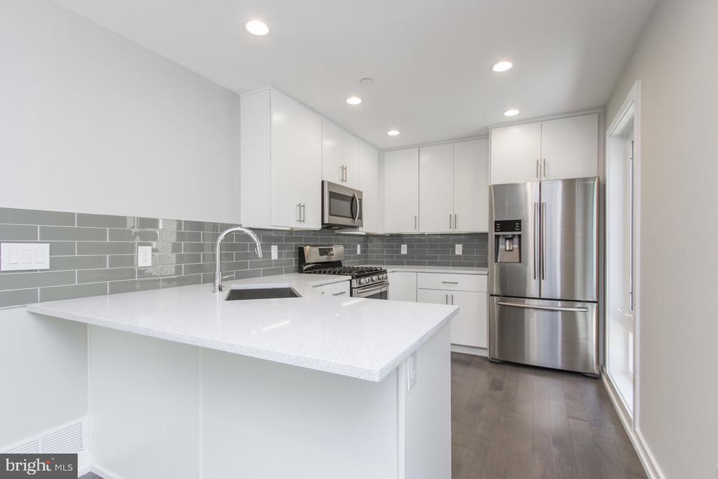 712-14 S Sartain St in Philadelphia, PA - Building Photo