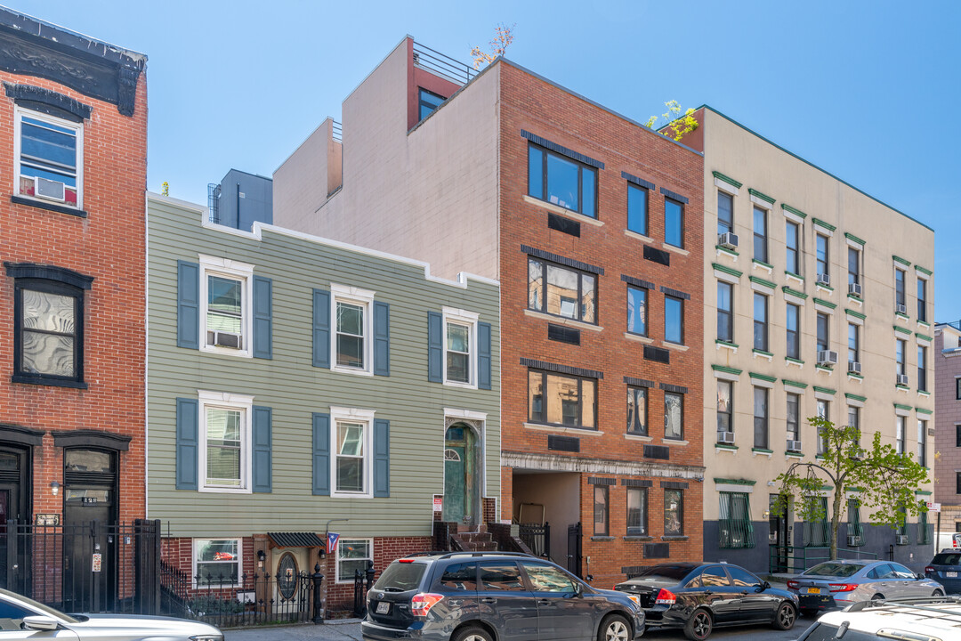 194 Meserole St in Brooklyn, NY - Building Photo