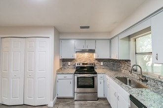 Bella Vista Apartments in Tampa, FL - Foto de edificio - Building Photo