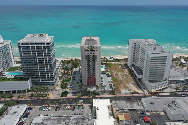 Carillon Condos in Miami Beach, FL - Foto de edificio - Building Photo