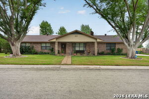 623 Oakland Ave in Gonzales, TX - Building Photo