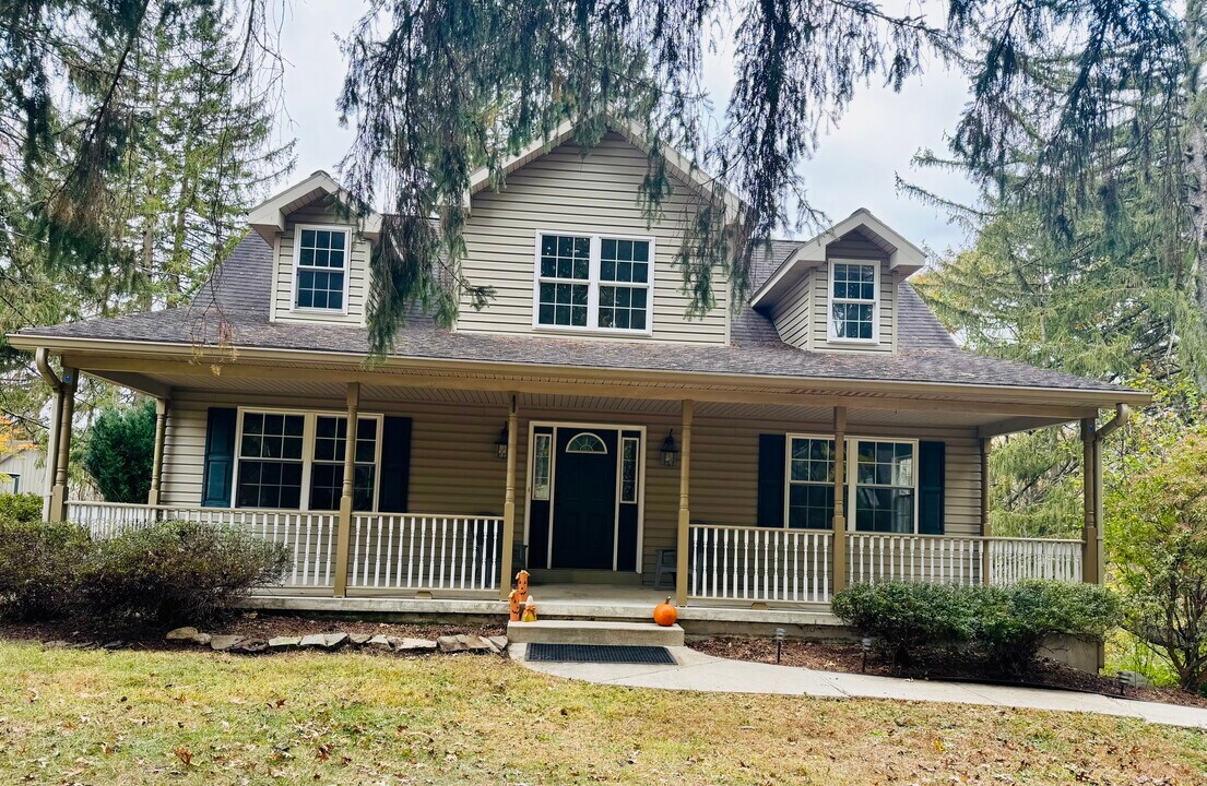 108 Girard Ave in Saylorsburg, PA - Building Photo