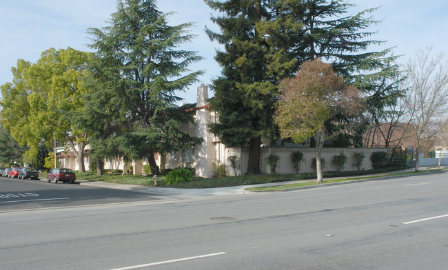 Towle Apartments in Palo Alto, CA - Foto de edificio - Building Photo