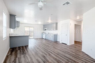 129 E 8th St in Bakersfield, CA - Building Photo - Building Photo