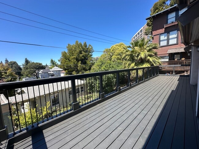 3926 Robley Terrace in Oakland, CA - Building Photo - Building Photo